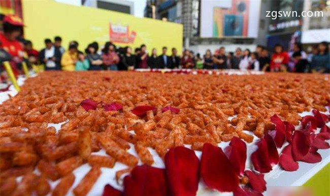 巨型辣条蛋糕亮相长沙 吸引近万人争相品尝