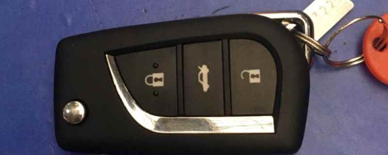 丰田车钥匙换电池怎么打开它